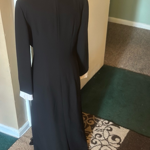 Gorgeous, suited dress full length with a kick opening - Picture 3 of 6